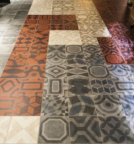 La pavimentazione è stata realizzata con piastrelle 20x20 con motivi geometrici e colori differenti, che richiamano quelle delle vecchie pavimentazioni originarie (foto Marcello Altamura)
