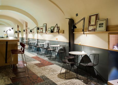 Una vista del locale dall'ingresso, con la lunga parete di destra caratterizzata dalla presenza di sedute e tavolini dal design contemporaneo (foto Marcello Altamura)