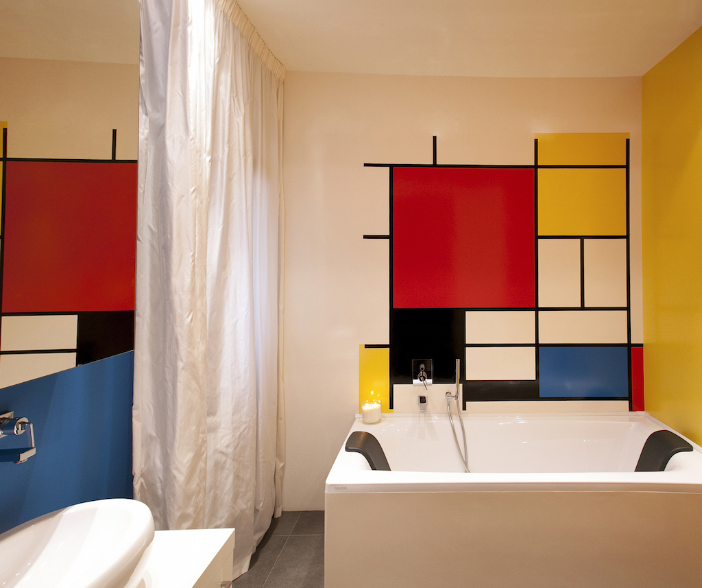 Il bagno padronale. Sulla vasca la riproduzione murale di un celebre quadro di Mondrian (foto di Piero Lazzari)