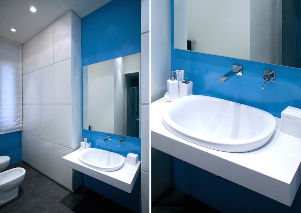 Il secondo bagno, situato nella zona giorno, è caratterizzato dalle pareti blu elettrico (foto di Piero Lazzari)